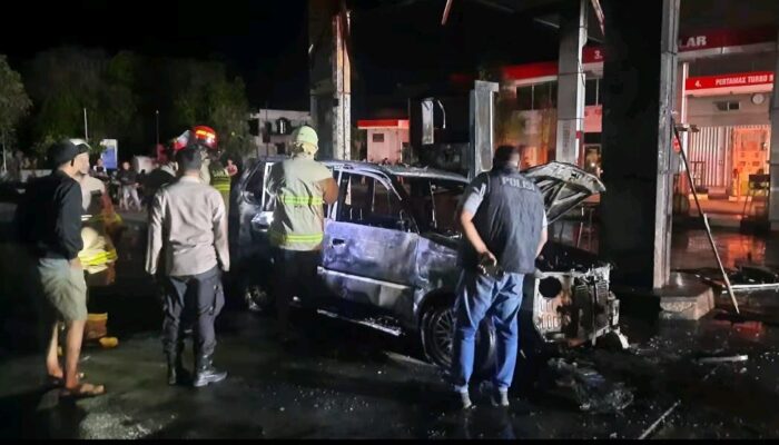Detik-Detik Kijang Kapsul Terbakar Saat Pengisian BBM di Tenayan Raya, Polisi Turun Tangan Selidiki TKP