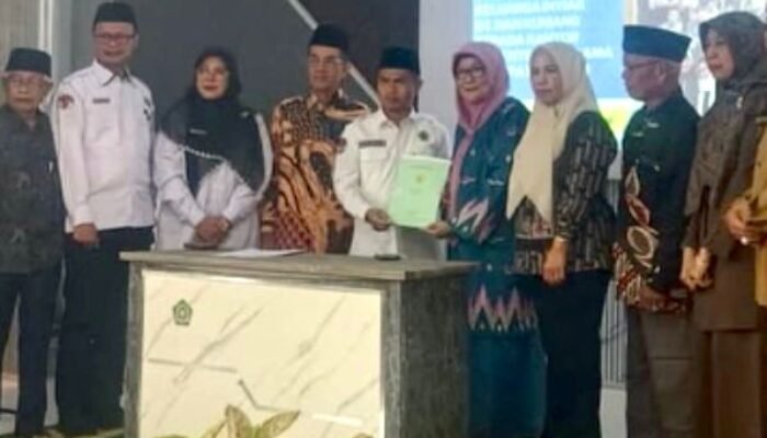Perkuat Kepastian Hukum Aset Pendidikan, Kantor Pertanahan Agam Serahkan Sertipikat ke MTsN 1 Agam