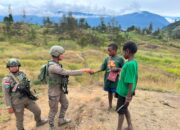 Patroli di Ilaga, Satgas Kepolisian Operasi Damai Cartenz Bangun Kedekatan dengan Masyarakat