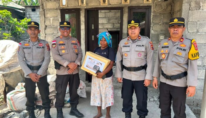 Kapolda NTT Salurkan Buk Korban Gempa dantuan unti Ngada, Polri Hadir Ringankan Beban Warga