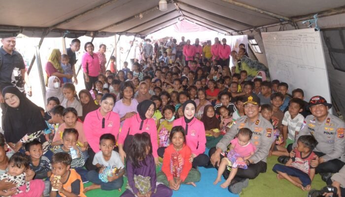 Polri Hadirkan Kepedulian, Berikan Trauma Healing bagi Pengungsi Gempa di Maumere