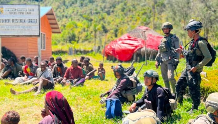 Sambangi Warga di Sinak, Satgas Kepolisian Operasi Damai Cartenz Berikan Pelayanan Kesehatan