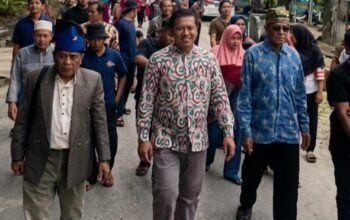 Diarak Ratusan Warga, Inkumben Nanang Helmanto Resmi Daftar Calon Kades Lalang Kabung Periode Kedua