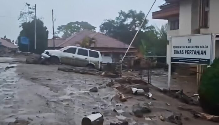 Banjir Bandang Solok Terjang Kompleks Perkantoran Bupati dan Rumah Warga
