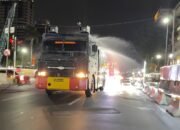 Brimob Polda Metro Jaya Semprot Jalan dan Bagikan Masker Antisipasi Abu Vulkanik Anak Krakatau