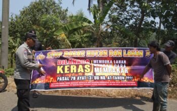 Bhabinkamtibmas Polsek Maje Imbau Warga Desa Argamulya Cegah Karhutla