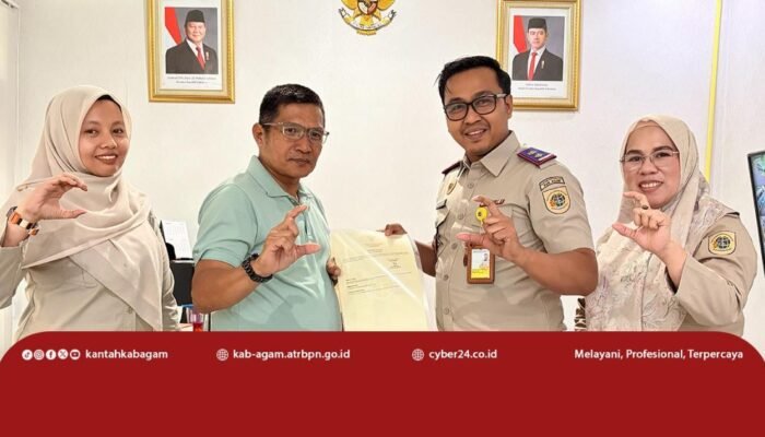Perkuat Kepastian Hukum Aset Pendidikan, Kepala Kantor Pertanahan Kabupaten Agam Serahkan Sertipikat Tanah SMA Negeri Agam Cendekia