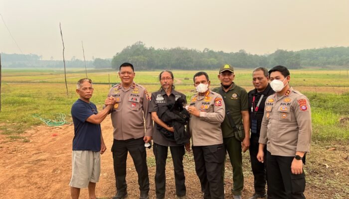 Tak Hanya Padamkan Api, Polri Selamatkan Anak Beruang Madu Terdampak Karhutla