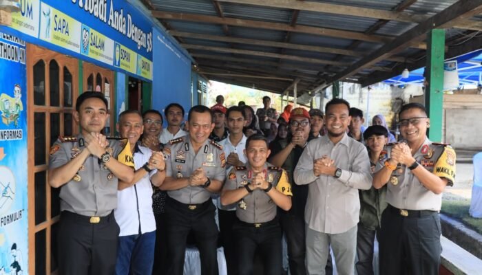Bentuk Kepedulian, Kapolda Bengkulu Berikan Tali Asih Kepada Personel Polres Benteng Yang Sakit Menahun