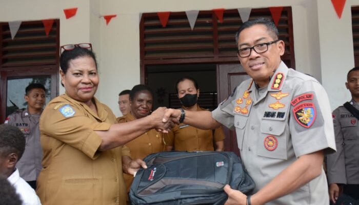 Satgas Damai Cartenz Bagikan Tas dan Alat Tulis untuk Masa Depan Papua