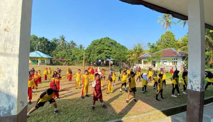 Ekstrakurikuler Bola Voli dan Sepak Bola SDN 83 Kaur Asah Bakat Siswa